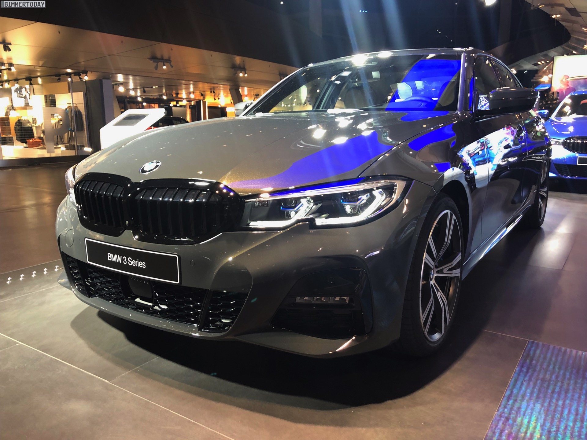 Name:  2019-BMW-3er-G20-M-Sport-Shadow-Line-erweiterter-Umfang-Dravitgrau-03.jpg
Views: 86842
Size:  468.4 KB