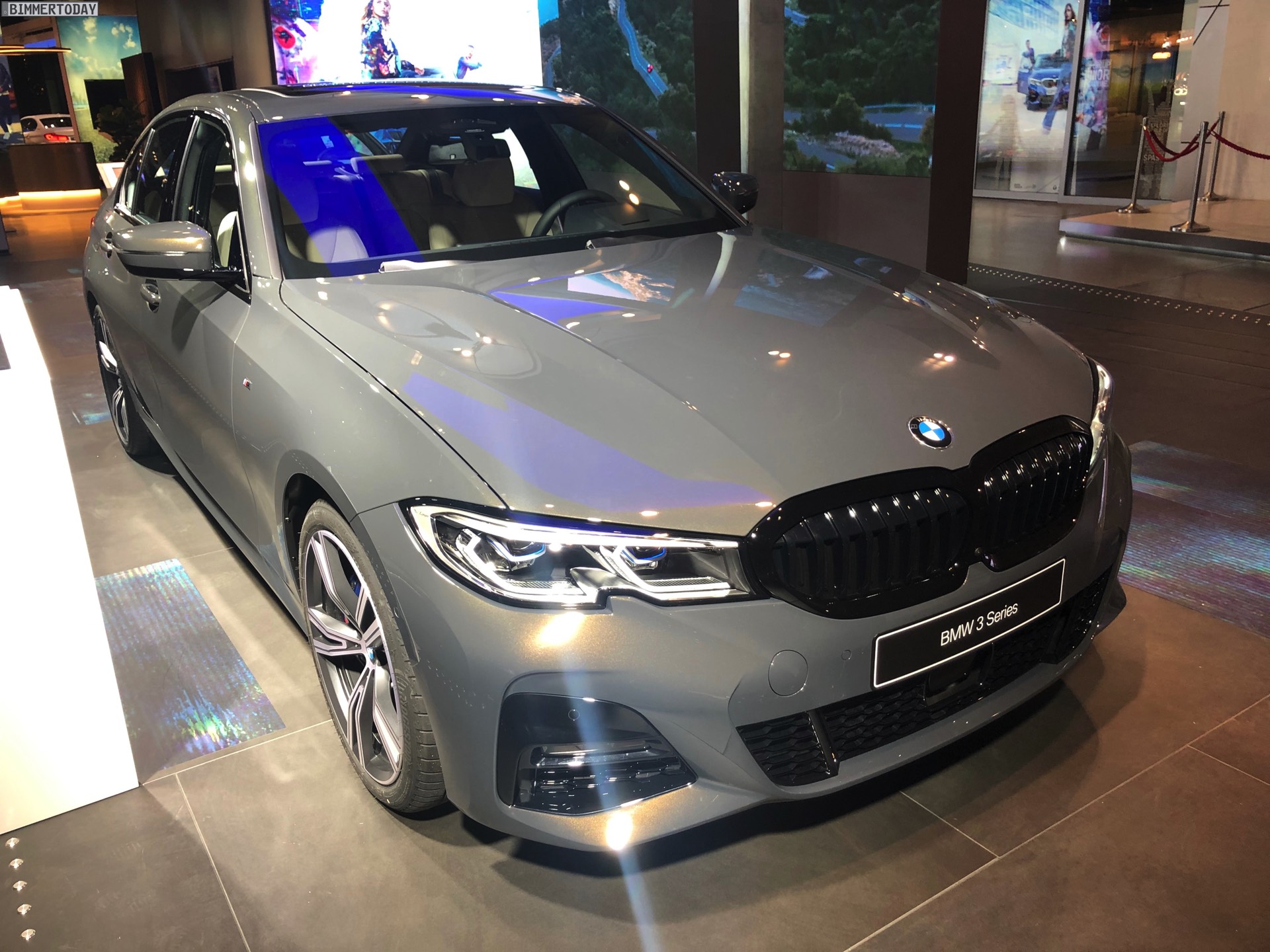 Name:  2019-BMW-3er-G20-M-Sport-Shadow-Line-erweiterter-Umfang-Dravitgrau-01.jpg
Views: 220811
Size:  474.4 KB