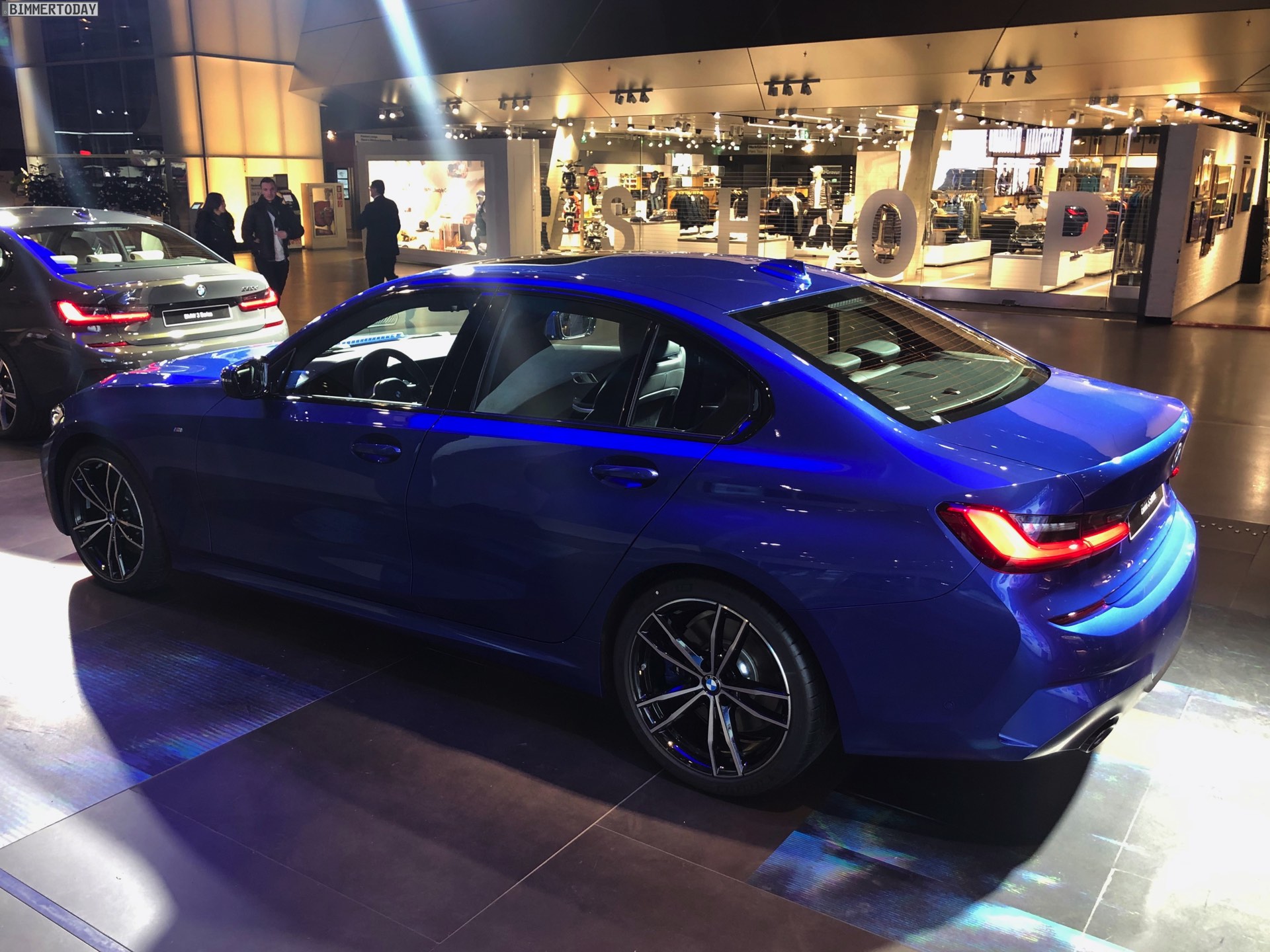 Name:  2019-BMW-3er-G20-M-Sport-Shadow-Line-erweiterter-Umfang-Portimao-Blau-05.jpg
Views: 46433
Size:  441.2 KB