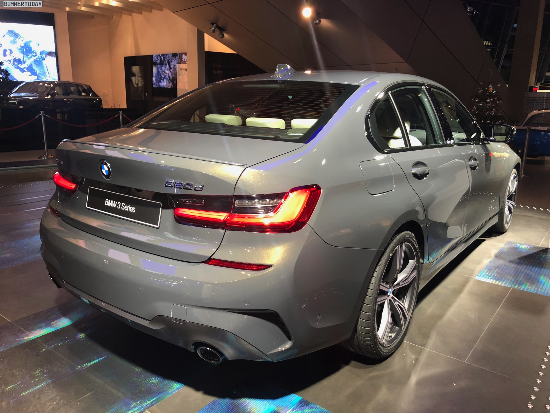 Name:  2019-BMW-3er-G20-M-Sport-Shadow-Line-erweiterter-Umfang-Dravitgrau-10.jpg
Views: 93748
Size:  473.1 KB