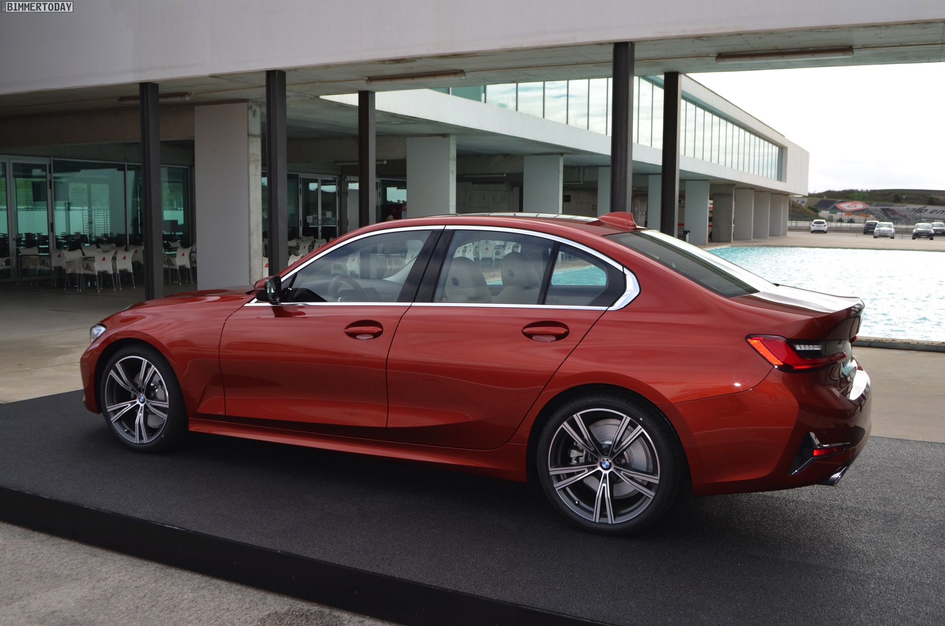 Name:  2019-BMW-3er-G20-Sunset-Orange-Luxury-Line-12.jpg
Views: 25507
Size:  449.1 KB