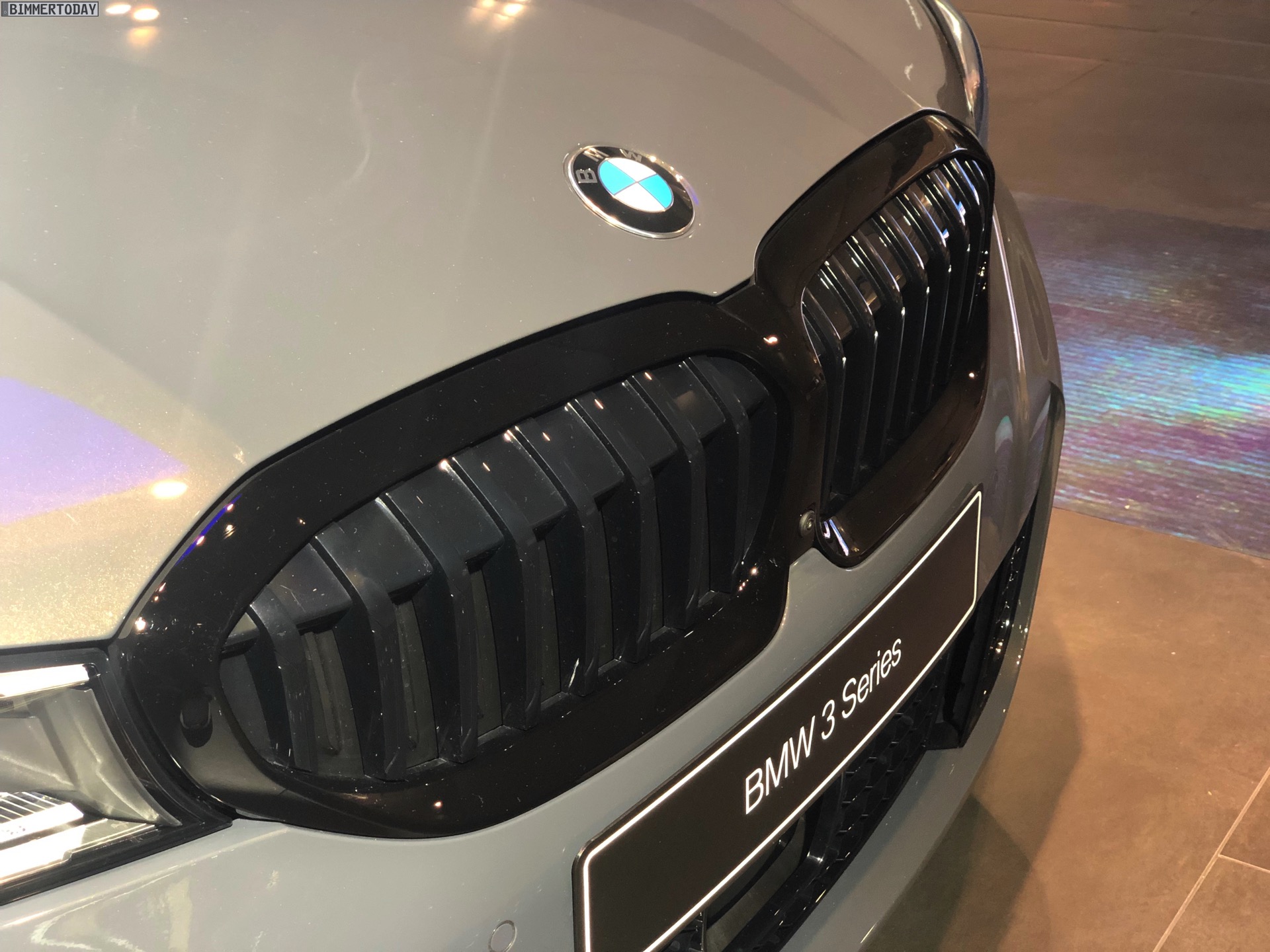 Name:  2019-BMW-3er-G20-M-Sport-Shadow-Line-erweiterter-Umfang-Dravitgrau-05.jpg
Views: 61446
Size:  469.1 KB