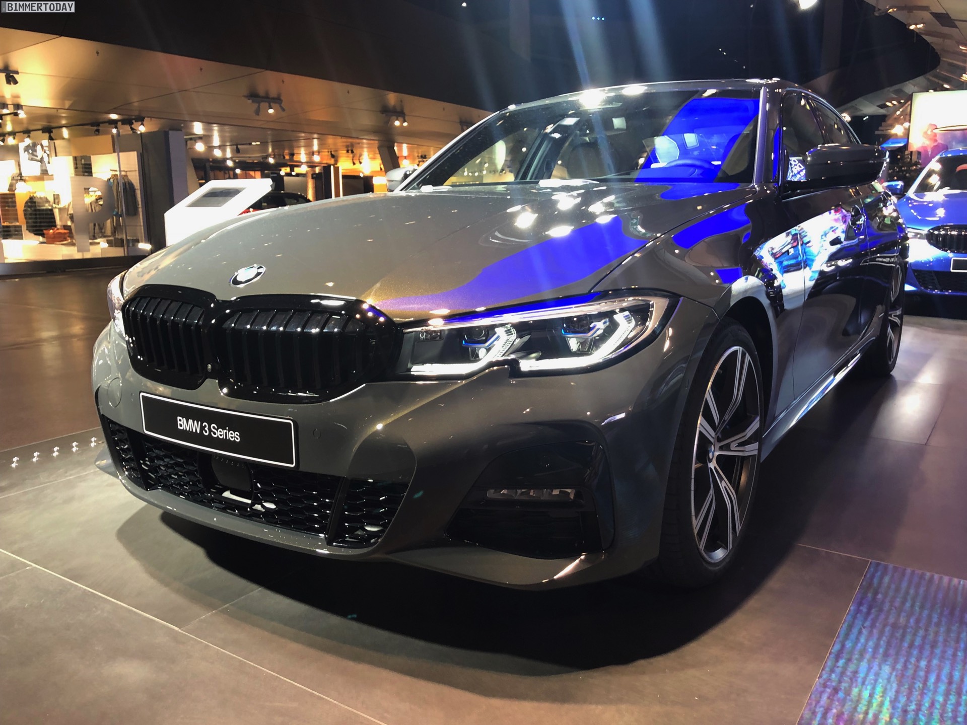 Name:  2019-BMW-3er-G20-M-Sport-Shadow-Line-erweiterter-Umfang-Dravitgrau-03.jpg
Views: 86045
Size:  468.4 KB