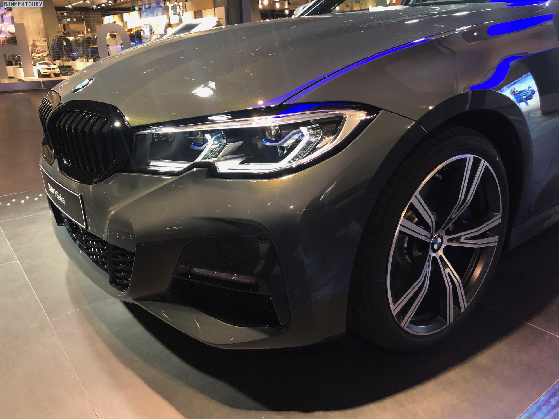 Name:  2019-BMW-3er-G20-M-Sport-Shadow-Line-erweiterter-Umfang-Dravitgrau-04.jpg
Views: 68612
Size:  462.9 KB